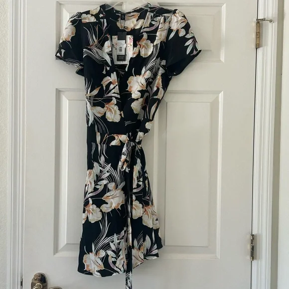 NWT Yumi Kim Kennedy 100% Silk Black Floral Bay Breeze Wrap Mini Dress - Small - Picture 8 of 16